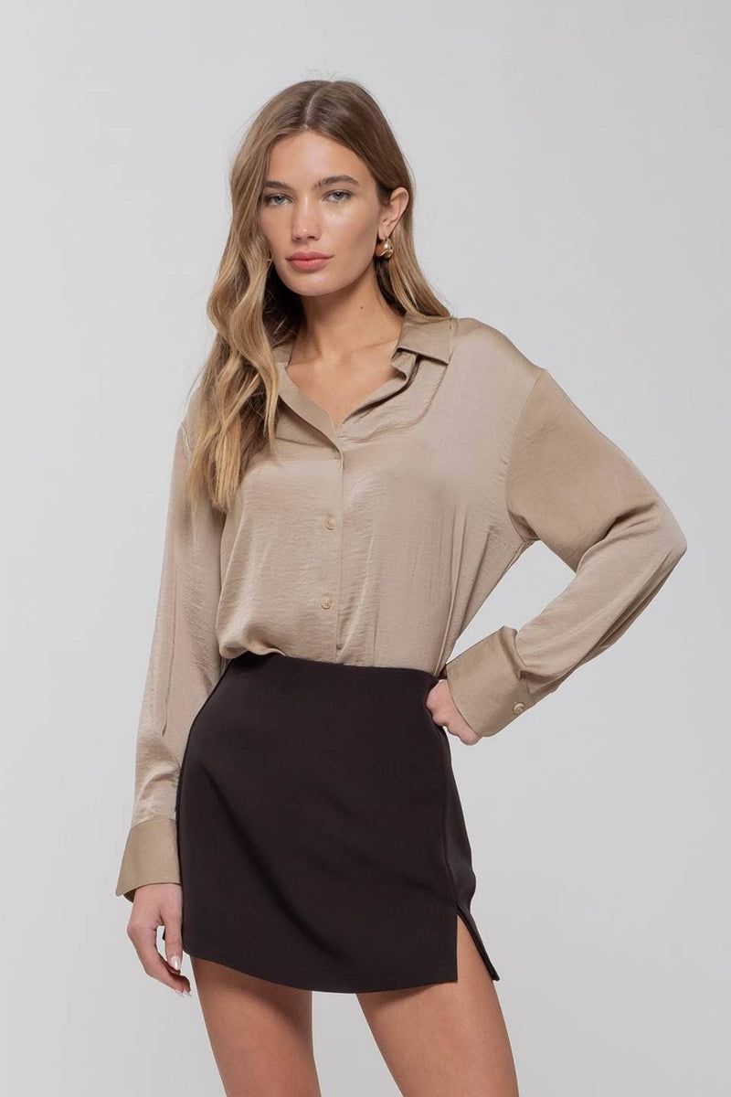 TEXTURED SATIN LONG SLEEVE BUTTON DOWN SHIRT: TAUPE